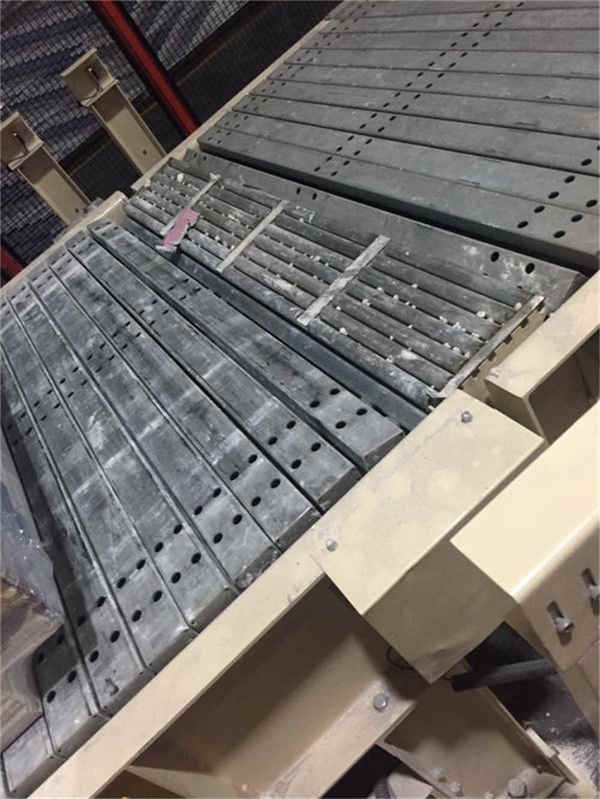 Heavy-duty Flat Top Chain Conveyor Line For Sales