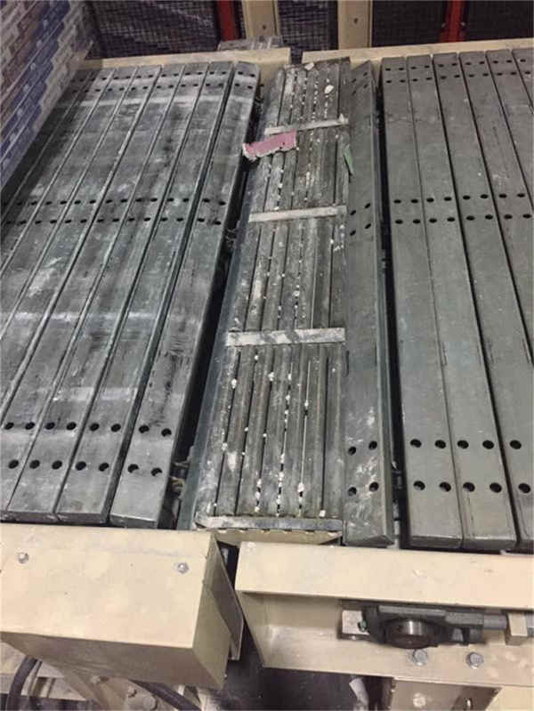 Heavy-duty Flat Top Chain Conveyor Line For Sales
