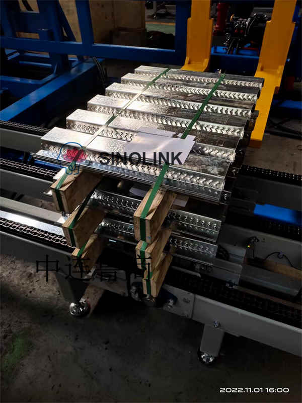 Automatic Clip Type Color Steel Tile (Profile Plate) Building Materials Wooden Blocks Strapping System Automatic Clip Type Color Steel Tile (Profile Plate) Building Materials Wooden Blocks Strapping System