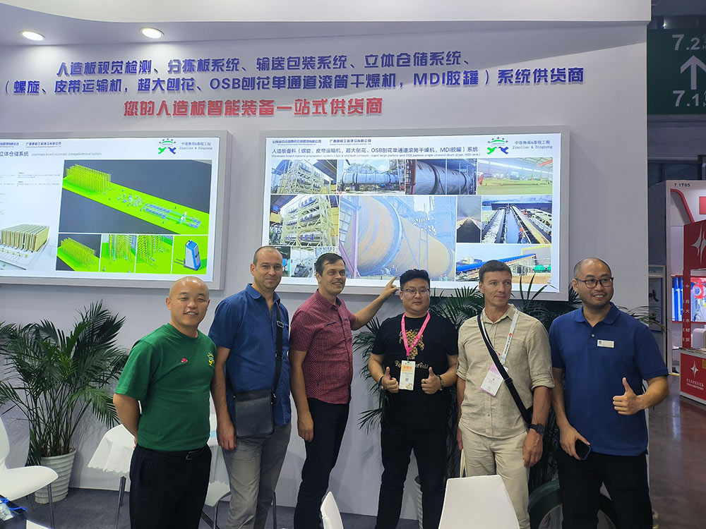 Russia Clients Discussing The Technology And Business Of Automatic Packaging Line For Manmade Board Industry In Woodworking Exhibition