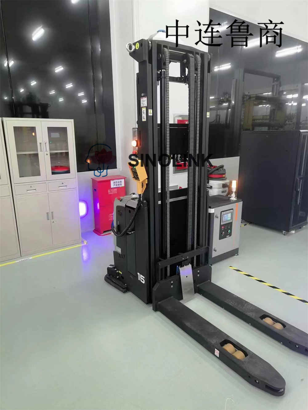 Autonomous Mobile Robots (AMRs)in Material Handling Autonomous Mobile Robots (AMRs)in Material Handling
